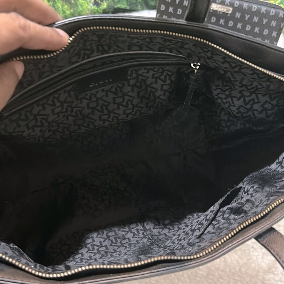 DKNY Large Shoulder bag NWOT & DKNY Wallet with 2 Earrings - Picture 7 of 14